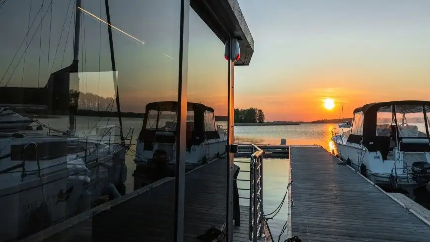 Dom na wodzie w Ognistym Ptak nad jeziorem Święcajty