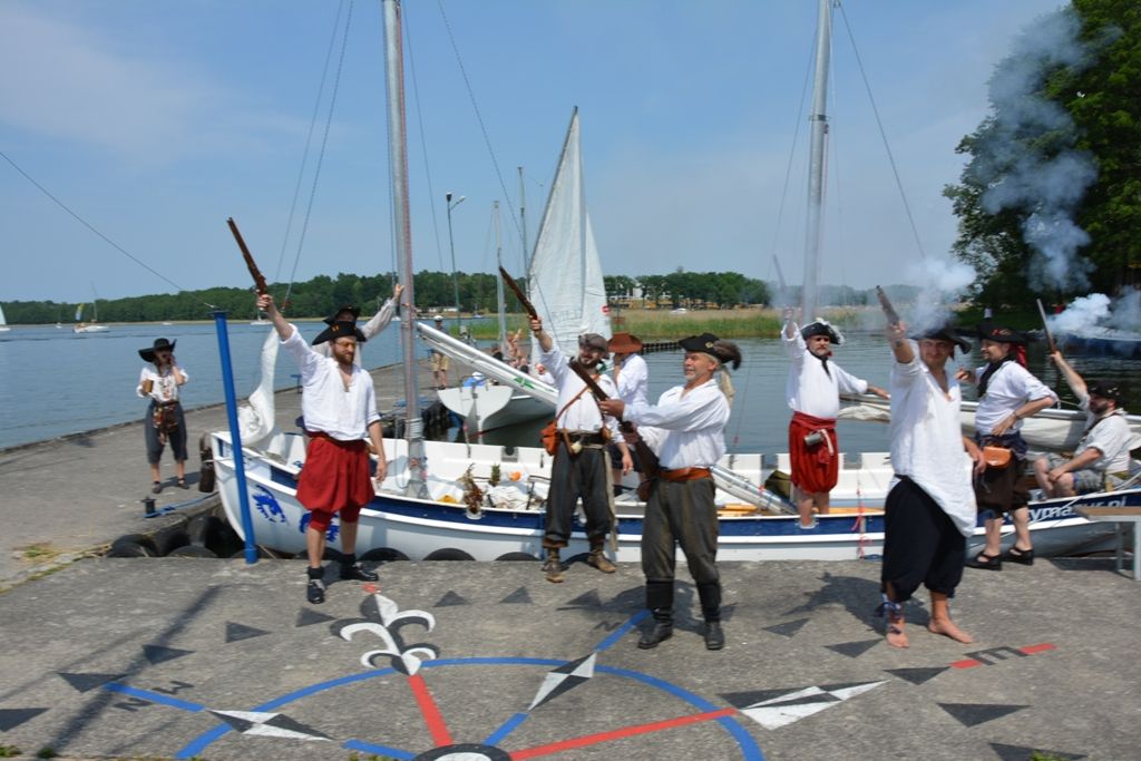 Dziennikarze i „piraci” opanowali mazurskie jeziora